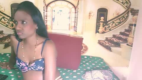 Snapshot of indianlovebug chatting on 12-29-24, 02:38 Leah online show from 12-29-24, 02:38