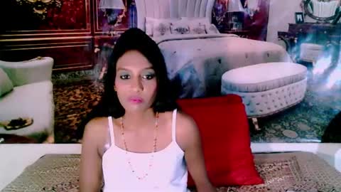 Snapshot of indianlovebug chatting on 12-30-24, 05:58 Leah online show from 12-30-24, 05:58