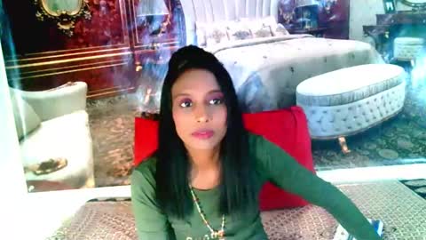 Snapshot of indianlovebug chatting on 01-13-25, 05:23 Leah online show from 01-13-25, 05:23