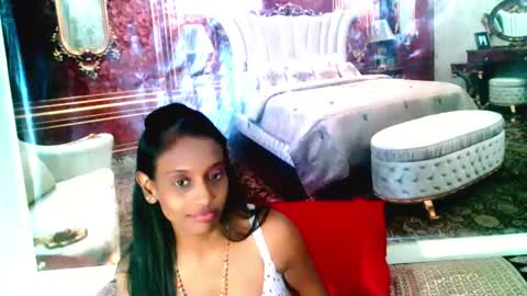Snapshot of indianlovebug chatting on 01-13-25, 12:02 Leah online show from 01-13-25, 12:02