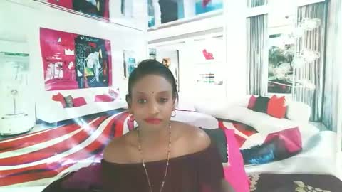 Snapshot of indianlovebug chatting on 09-12-25, 06:08 Leah online show from 09-12-25, 06:08