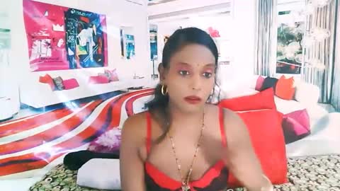 Snapshot of indianlovebug chatting on 09-15-25, 06:19 Leah online show from 09-15-25, 06:19