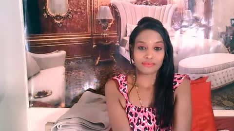 Snapshot of indianlovebug chatting on 09-30-25, 05:45 Leah online show from 09-30-25, 05:45