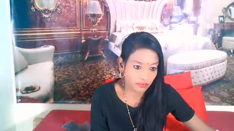 Snapshot of indianlovebug chatting on 10-02-25, 05:14 Leah online show from 10-02-25, 05:14