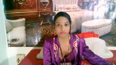 Snapshot of indianlovebug chatting on 10-08-25, 06:05 Leah online show from 10-08-25, 06:05