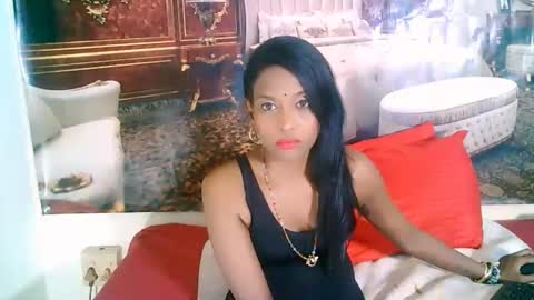 Snapshot of indianlovebug chatting on 10-10-25, 07:02 Leah online show from 10-10-25, 07:02
