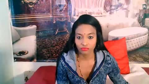 Snapshot of indianlovebug chatting on 10-13-25, 06:46 Leah online show from 10-13-25, 06:46