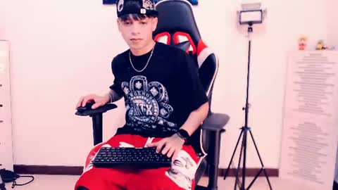 Snapshot of indomitablebeast chatting on 06-24-26, 06:29 matias online show from 06-24-26, 06:29