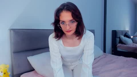 Kira online show from 10-30-25, 04:25