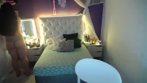 Snapshot of ingrid_casas chatting on 01-23-25, 10:54 Ingrid petite online show from 01-23-25, 10:54