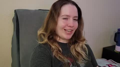 Snapshot of internetfairy_xo chatting on 05-20-26, 04:51 Faye online show from 05-20-26, 04:51