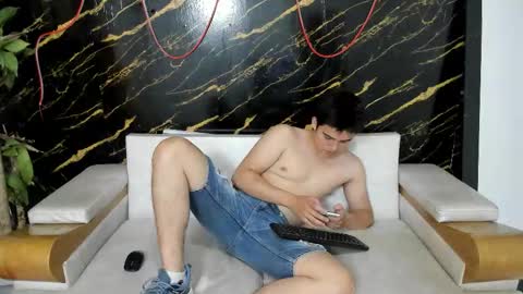 Snapshot of invincible200 chatting on 09-12-25, 01:55 invincible200 online show from 09-12-25, 01:55