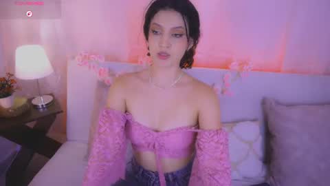 Snapshot of iris_laurent chatting on 07-21-26, 06:43 Maia Glow online show from 07-21-26, 06:43