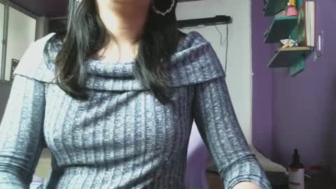 Snapshot of irisbell_ chatting on 03-10-25, 01:21 Camilla online show from 03-10-25, 01:21