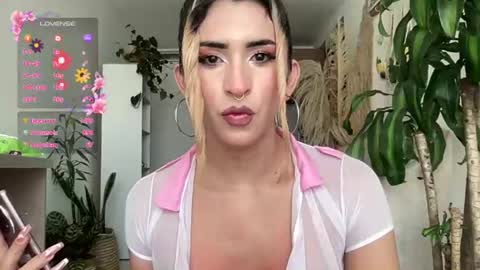 Snapshot of isa__fox_1 chatting on 06-17-26, 01:01 Isabella online show from 06-17-26, 01:01