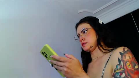 Snapshot of isa_maiden_ chatting on 02-06-25, 02:33 online show from 02-06-25, 02:33