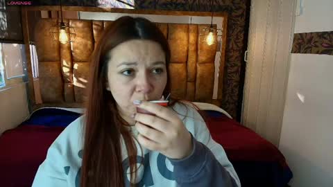 Snapshot of isa_thompson__ chatting on 05-09-26, 11:59 I S A online show from 05-09-26, 11:59