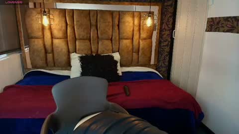 Snapshot of isa_thompson__ chatting on 05-11-26, 11:49 I S A online show from 05-11-26, 11:49