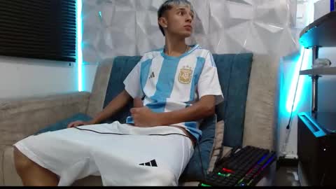 Snapshot of isaac_tan chatting on 09-08-25, 11:15 Isaac tan online show from 09-08-25, 11:15