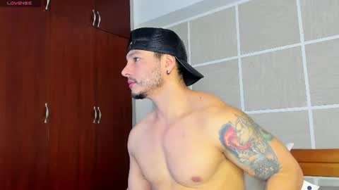 Snapshot of isaacs11 chatting on 06-22-26, 12:46 Isaac Surez online show from 06-22-26, 12:46