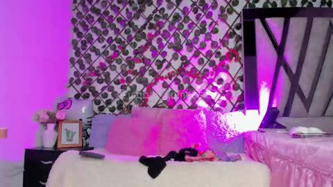 Snapshot of isabel_jamess chatting on 04-15-26, 05:20 Isa online show from 04-15-26, 05:20