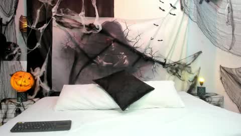 Mommy Isa online show from 10-30-25, 01:12