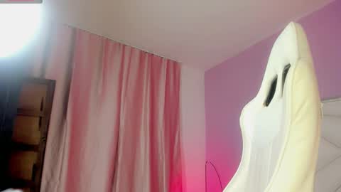 Snapshot of isabela_saenzz chatting on 10-12-25, 04:11 I S A B E L A ISA online show from 10-12-25, 04:11