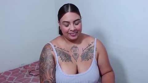 Snapshot of isabella_hots chatting on 10-27-25, 08:24 estefania online show from 10-27-25, 08:24