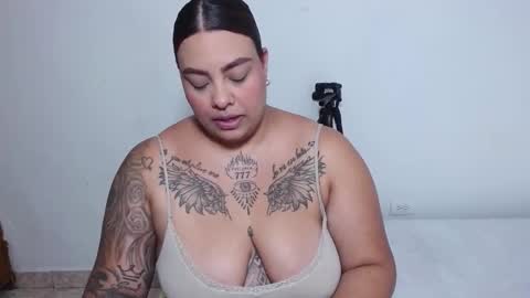 Snapshot of isabella_hots chatting on 11-14-25, 12:20 estefania online show from 11-14-25, 12:20