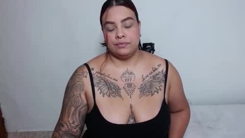 Snapshot of isabella_hots chatting on 11-17-25, 12:00 estefania online show from 11-17-25, 12:00