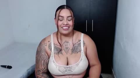 Snapshot of isabella_hots chatting on 11-28-25, 01:19 estefania online show from 11-28-25, 01:19