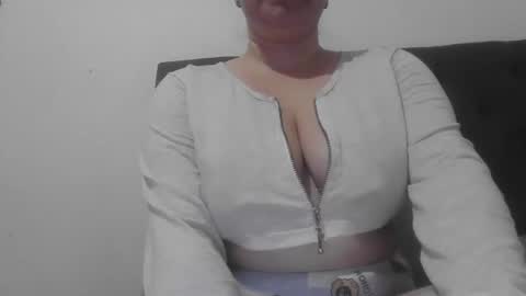 isabellaa_hills_ online show from 11-11-25, 03:23