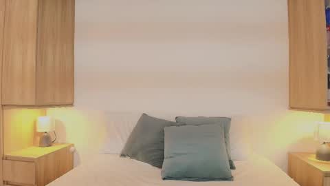 Isabella  online show from 09-15-25, 01:55