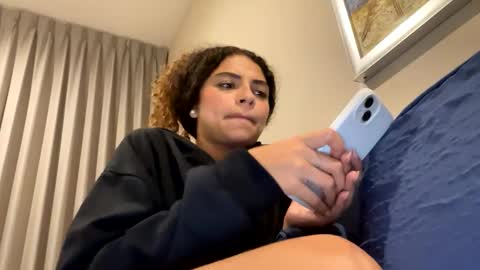 Snapshot of isabellakoffs chatting on 02-11-25, 01:41 Isabella.. back again online show from 02-11-25, 01:41