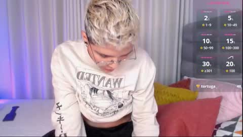 Isabella Mout  online show from 11-22-25, 12:31