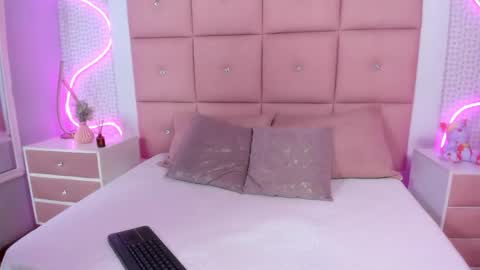 Snapshot of isabellapedraza chatting on 05-12-26, 12:13 Isabel online show from 05-12-26, 12:13