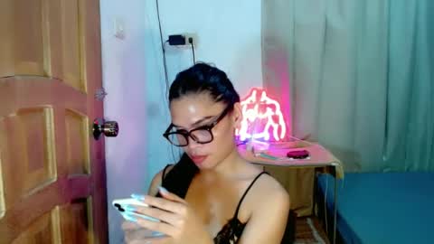Snapshot of isabelle_amore chatting on 06-25-26, 05:12 Ysa online show from 06-25-26, 05:12