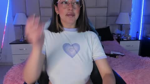 Snapshot of isis_loveyes_ chatting on 12-17-24, 09:16 Pauli online show from 12-17-24, 09:16