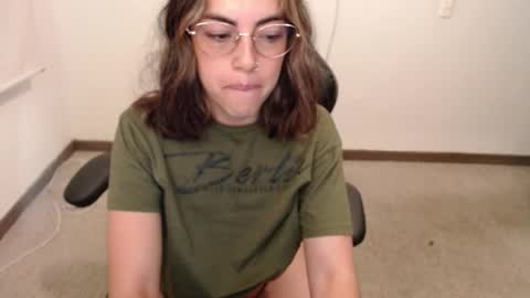 Snapshot of isis_loveyes_ chatting on 01-20-25, 02:11 Pauli online show from 01-20-25, 02:11