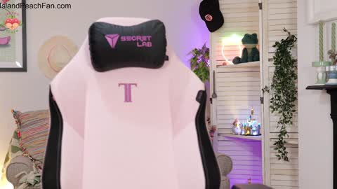 Lou  Peaches online show from 01-18-26, 02:43