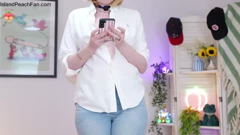 Snapshot of island_peach chatting on 04-26-26, 12:58 Lou Peaches online show from 04-26-26, 12:58