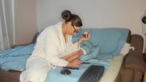 Issabelle online show from 11-18-25, 07:02