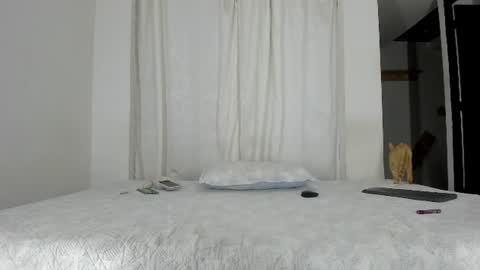 Snapshot of issalovexxx chatting on 06-16-26, 06:27 Isabella online show from 06-16-26, 06:27