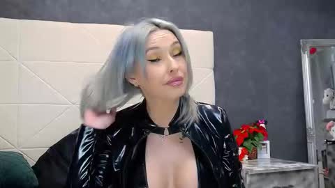 IssaSmyth online show from 04-10-26, 07:46