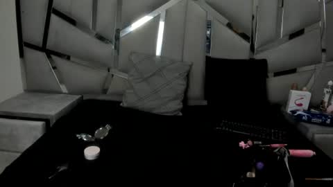 Snapshot of issysleblanc chatting on 08-07-26, 01:02 Issys online show from 08-07-26, 01:02