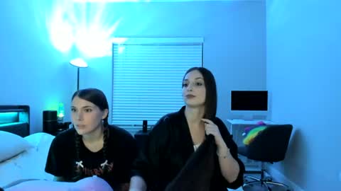 Snapshot of italiana25 chatting on 07-17-26, 05:03 Bella Bloom online show from 07-17-26, 05:03