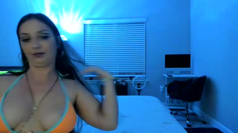 Snapshot of italiana25 chatting on 07-31-26, 03:28 Bella Bloom online show from 07-31-26, 03:28