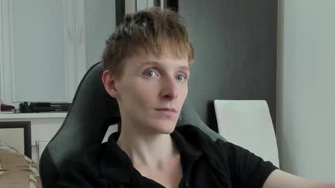 Snapshot of ithan_red chatting on 11-06-25, 08:43 Ethan online show from 11-06-25, 08:43