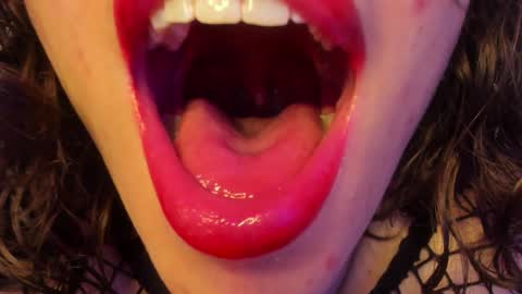 Snapshot of its_marie chatting on 01-09-25, 01:45 Maria online show from 01-09-25, 01:45