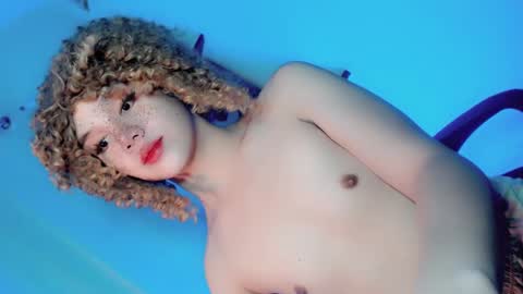 Snapshot of its_me_ezzie chatting on 01-29-25, 06:28 EZZIE online show from 01-29-25, 06:28